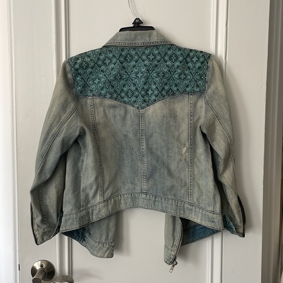 GUESS statement jean jacket - Picture 2 of 3